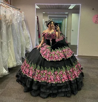 Черно-розовые платья с цветочной вышивкой Mexi Quinceanera 2024 с открытыми плечами и рюшами Sweet 16 Платьев Vestidos De 15 Años на шнуровке